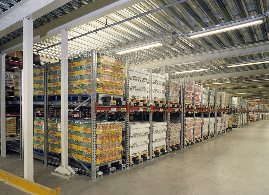 Проходы между стеллажами и штабелями при хранении в складских помещениях должны быть